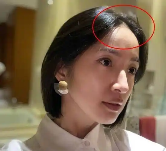 林依晨剪短发素颜自拍,小腹平平没"孕味",发际线上移暴露年龄_生活