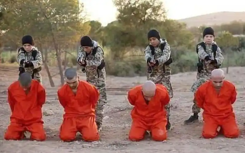 如果死刑犯在法场上东倒西歪,站立不稳,也是对法律的一种亵渎.