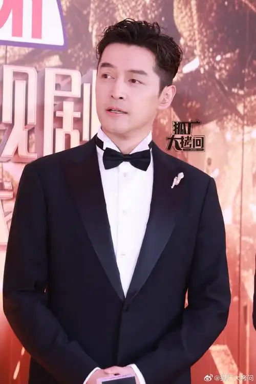 胡歌西装领结造型##电视剧品质盛典