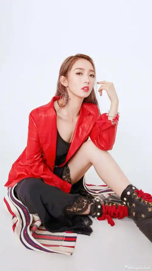 孟美岐牛仔装配阔腿裤摩登酷飒,配红唇很复古