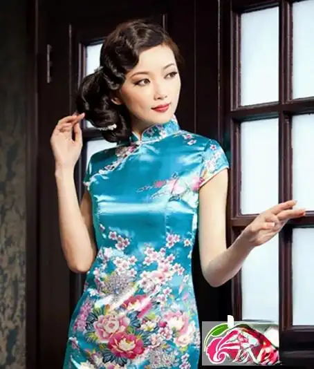 最适合旗袍的发型,是这种精致的盘发造型,低盘发造型再搭配偏分的斜