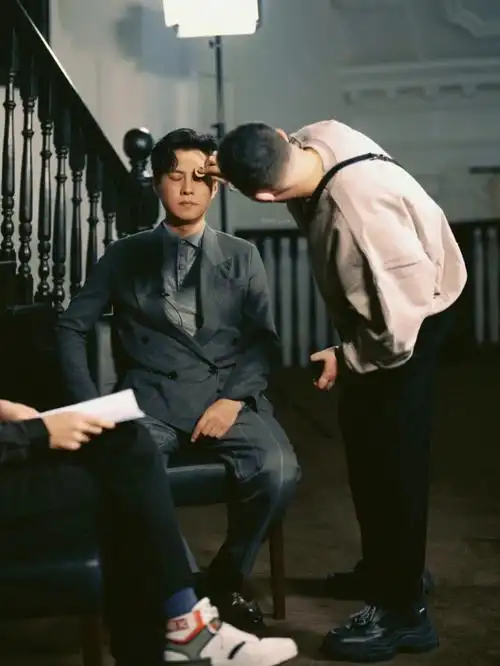 《突围》原名为《人民的财产》,2018年9月开机,三年后终于播出了,靳东