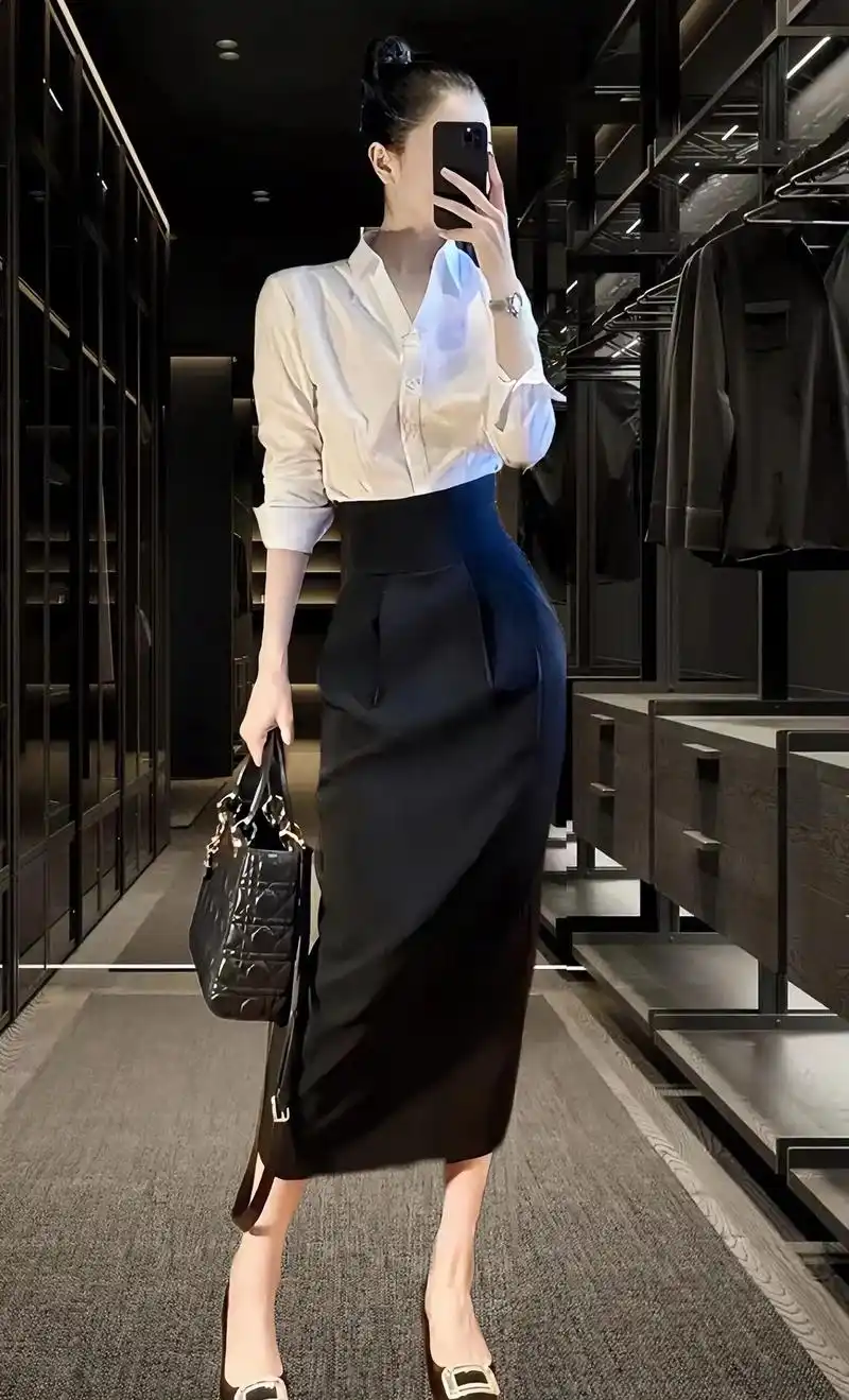90姐妹们,早春时尚套装来啦!白色衬衫搭配黑色半身包臀裙,经 - 抖音