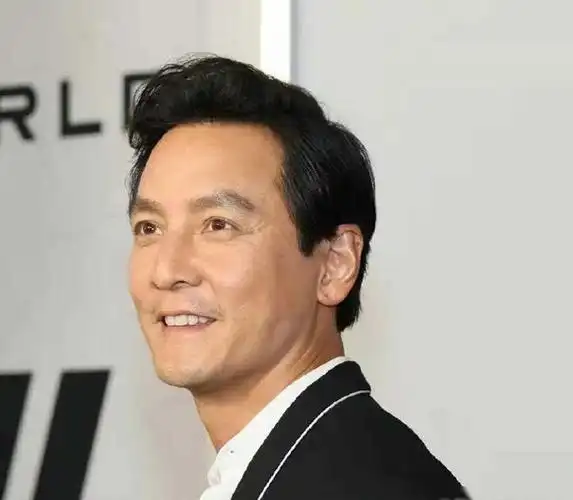 吴彦祖晒贾玲合影网友震惊终于明白贾玲瘦下来为啥不爱笑了