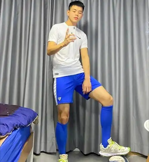身高176穿着长筒袜的大长腿体育生果然体院的男生长得都不丑