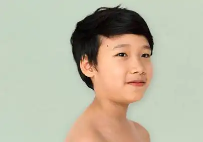 光着膀子的亚洲男孩照片