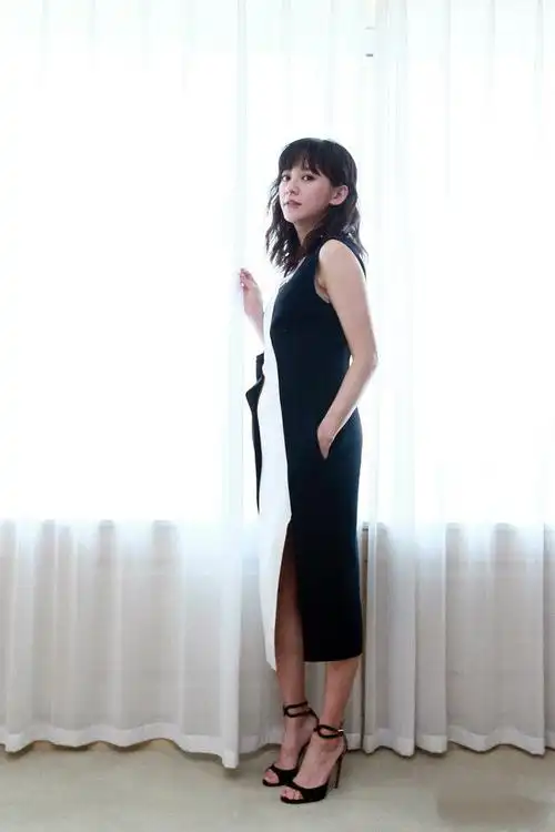 陈意涵产后身材恢复纤细,绿色西装搭肚兜清新甜美,少女颜占优势_网易