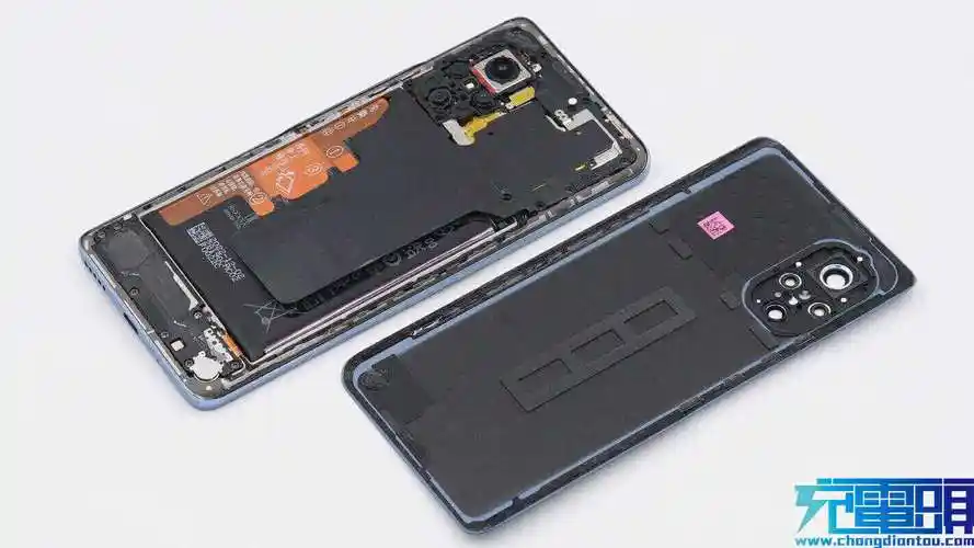 看完了华为这款手机的开箱,下面就进行拆解,看看手机内部的设计和用料