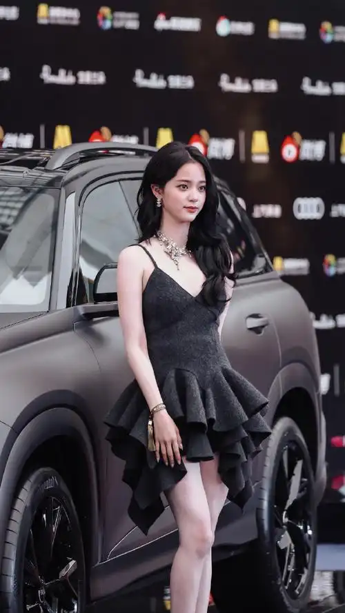 欧阳娜娜微博电影之夜红毯造型