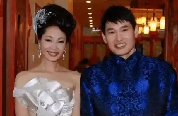 于文华不再沉默!曝光与大衣哥真实关系,怪不得她丈夫会公开出现