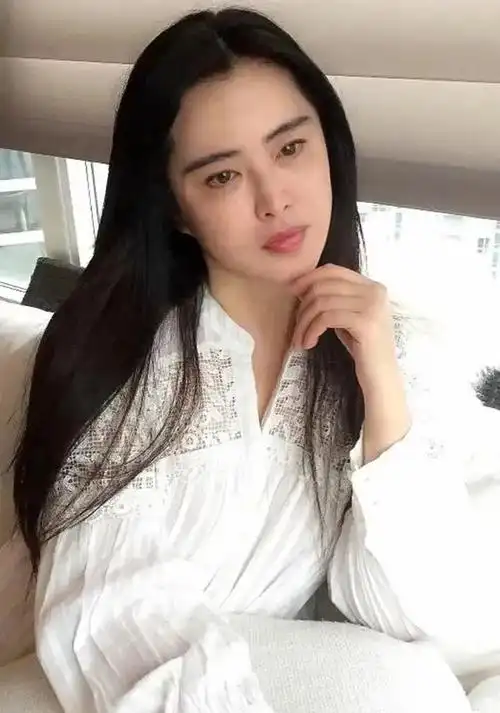 53岁王祖贤真老了穿牛仔难掩身材发福纯素颜脸部法令纹显沧桑