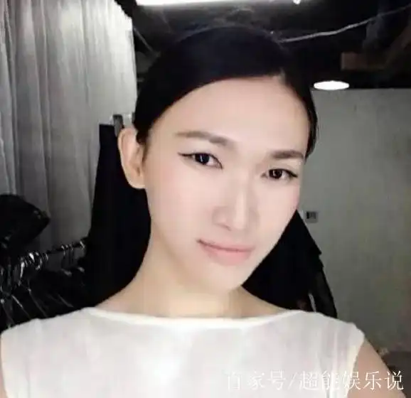 娄清是一个非常漂亮,很有气质的女孩,非常的有自己的魅力!