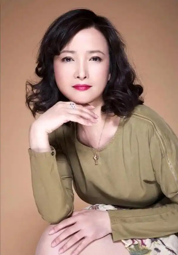 何晴气质优雅端庄大方魅力十足