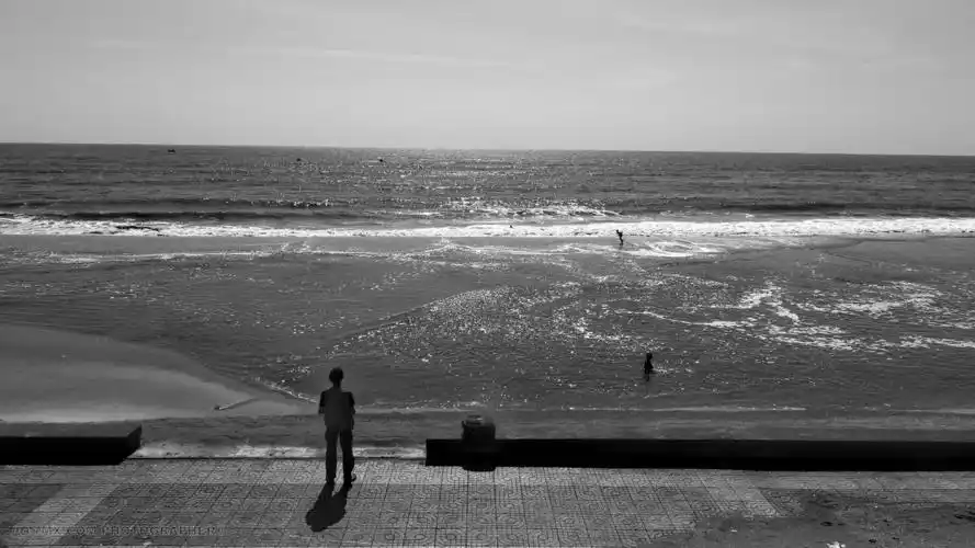 看海 黑白 人物 户外 海滩 海岸线 海岸 海洋 波浪 远景 平视角 潮汐