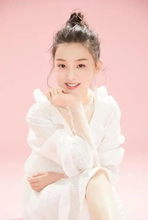 原创庆余年范闲妈真美,15岁顾语涵小小年纪气质不俗,时尚穿搭有一套