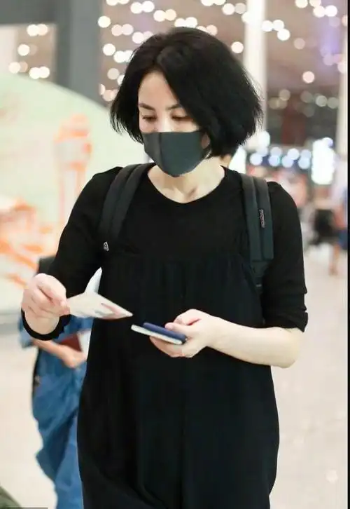 "天后"王菲真会穿,身穿t恤搭配背带裤少女感十足,意外减龄