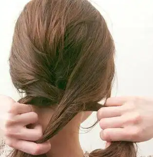 夏季发型中长发扎法(夏季女生长发要怎么扎)