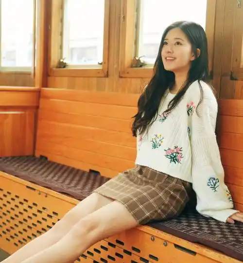 18岁赵露思有多美?瘦到尖下巴抢镜,还惊现"蚂蚁腰",判若两人_身材_时