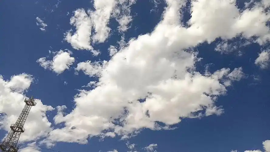 蓝天白云在这个夏天,是多么的干净温柔,这个夏天都要快乐!