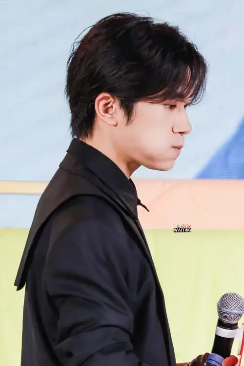 易烊千玺直播全黑造型##罗莱家纺品牌代言人易烊千玺