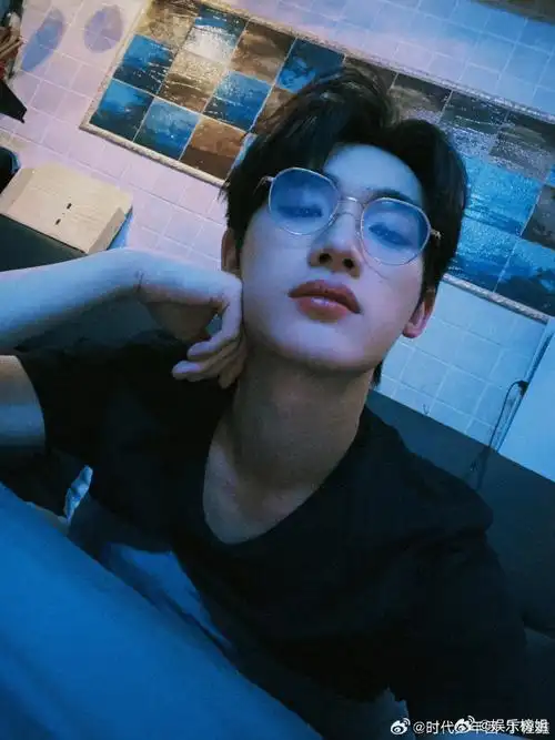 丁程鑫病娇感#丁程鑫最新营业,小丁这病娇感好绝啊,金丝眼镜太鲨我了