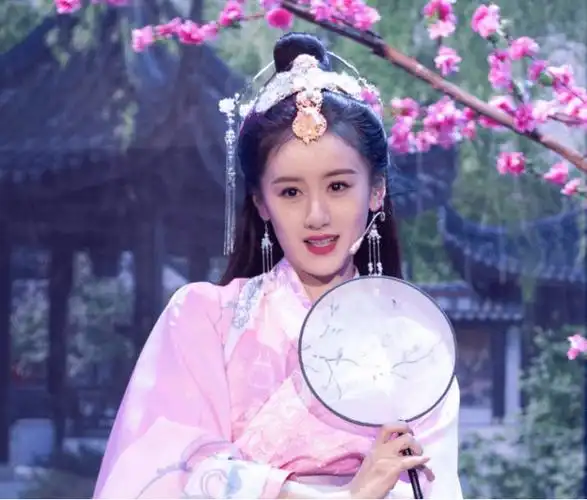"貂蝉"造型惊艳众人,面对怼脸镜头,却意外暴露29岁皮肤状态_袁冰妍