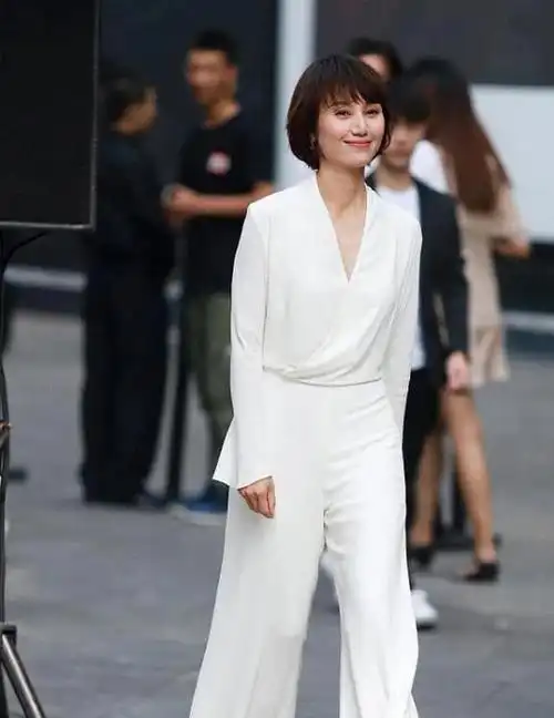 袁泉的气质真绝了白t恤配牛仔裤舒适简约朴素穿搭难掩高级感