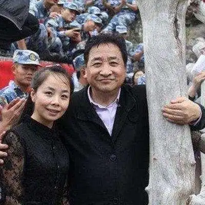 32岁王二妮全家近照, 豪车豪房,还做了大官, 一人撑起了整