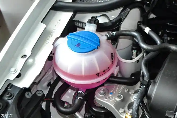 图中车辆的防冻液加注过多.