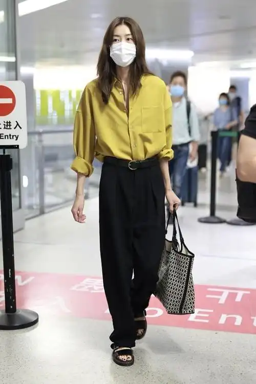 刘雯真是"t台体质",穿很普通的衬衫加裤子,气质依旧光彩照人