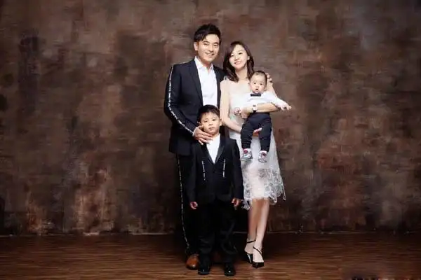 相差十岁却一见钟情,结婚7年生下两个儿子,如今成圈内模范夫妻