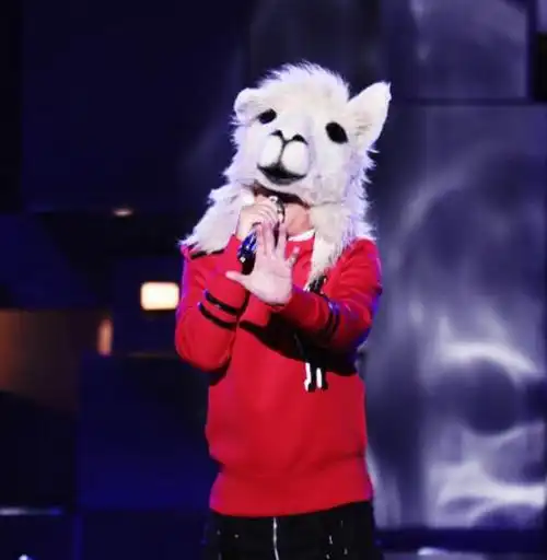 图孙楠蒙面歌王歌曲一举夺冠献唱歌迷引全场感动