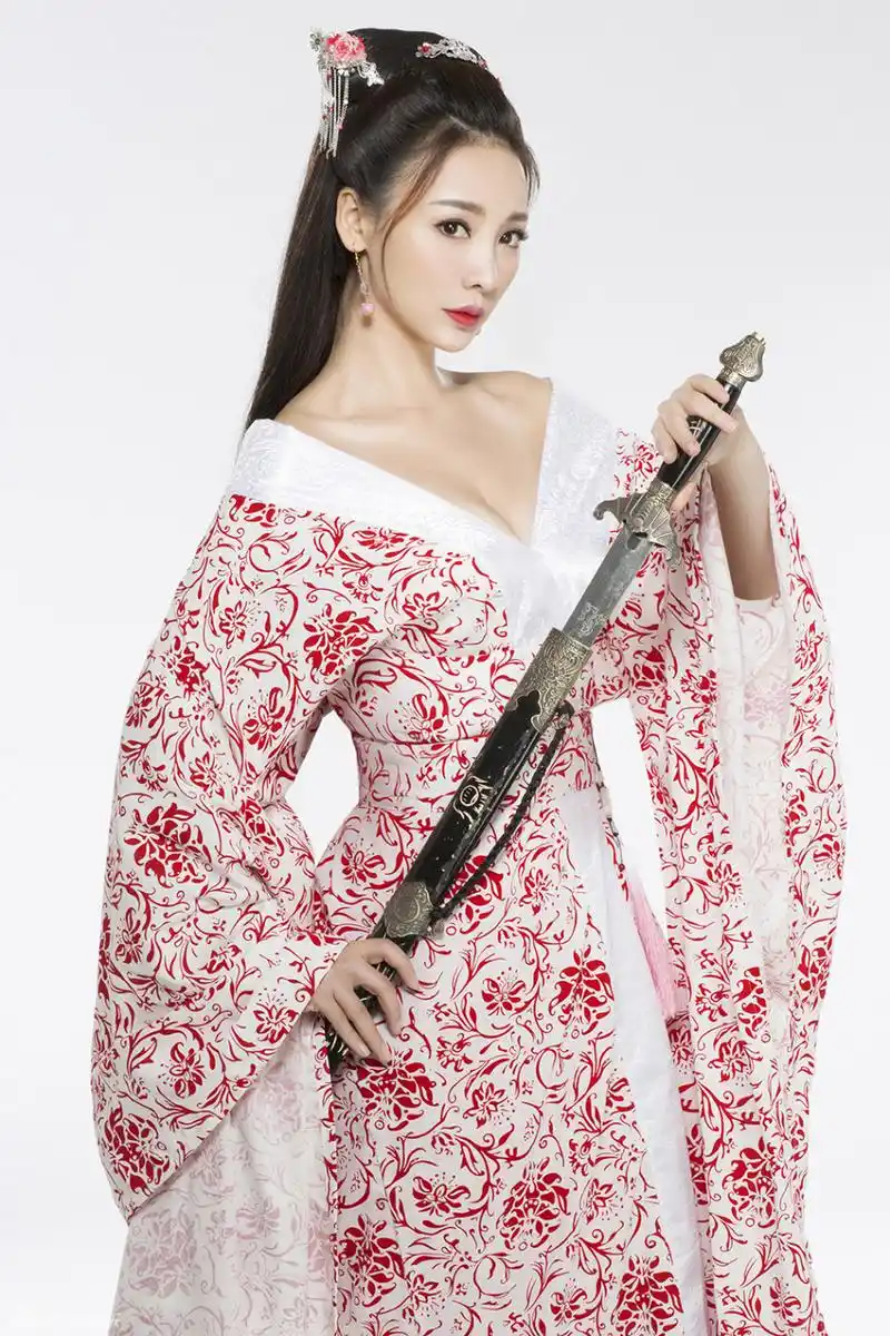 出镜,惟妙惟肖地展现了一个"双面佳人"的形象,既能化身妩媚典雅的宫装