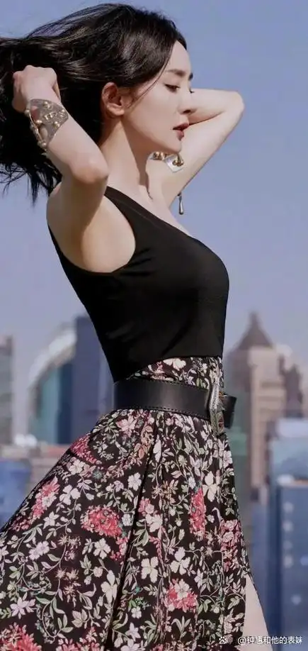 杨幂的腰完美无瑕就问谁能顶得住