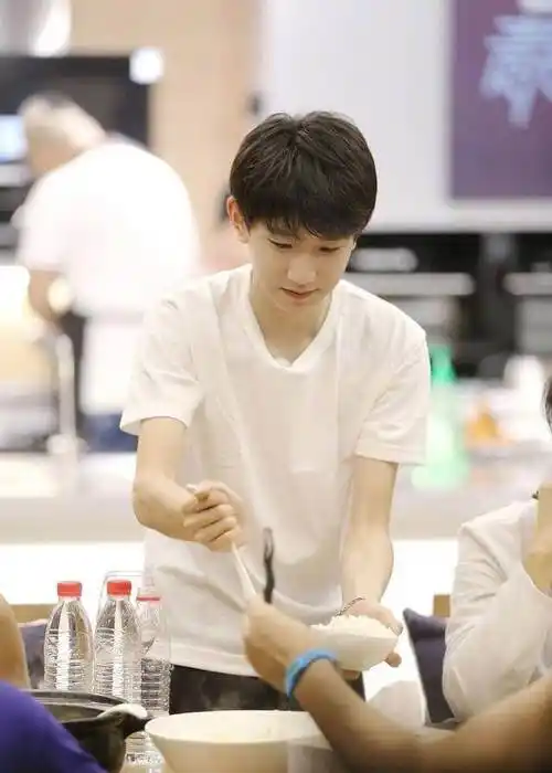 tfboys时尚资源开挂:王源拍闭年刊,他们同登银十却引粉丝不满_王俊凯