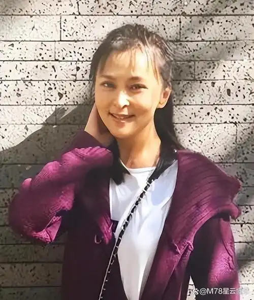 他长得高大帅气,娶黄志忠前妻何音,将继子视如己出,婚后无儿女