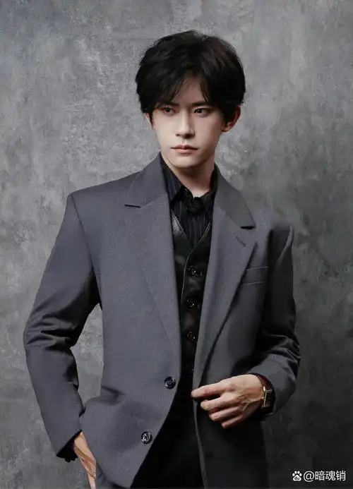 易烊千玺黑色皮内搭外搭灰色西装套装参加时尚芭莎年度派对,真的是太