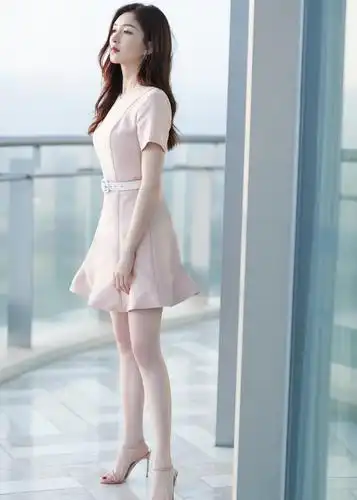 江疏影真是白到发光,穿绑带短裤秀"鸡蛋腿",女生看了都心动