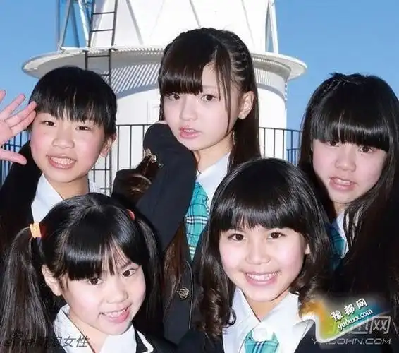 十一区小学生少女团体走红超短裙比基尼装扮性感图