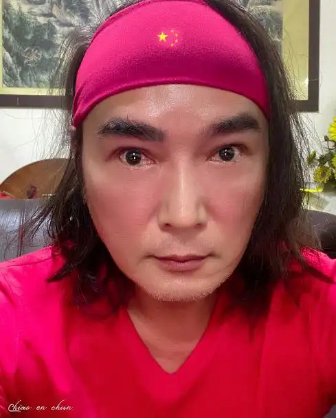 焦恩俊晒54岁近照长发杂乱满脸通红似张飞自称生病却放飞自我