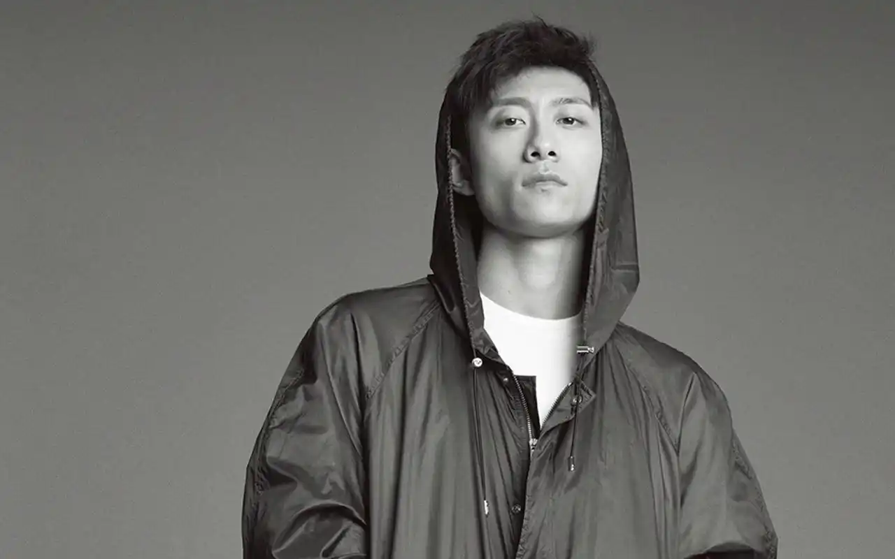 张一山时尚杂志黑白大片桌面壁纸