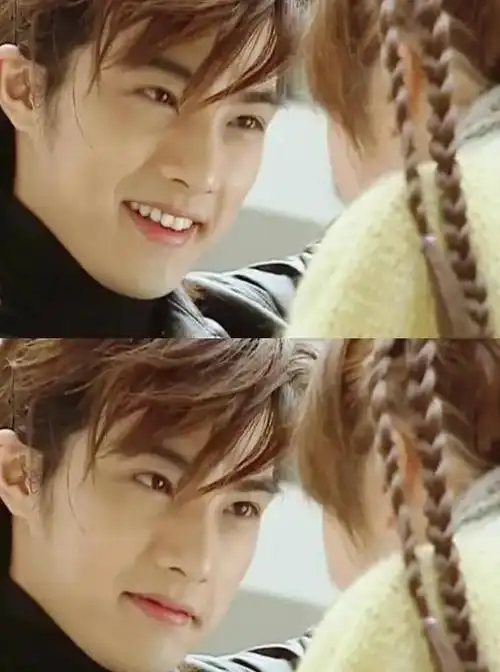 不笑的时候,表情冷漠,眼神疏离,就很像校园剧中的"校霸".