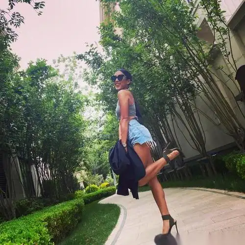 吉克隽逸"夏天要有夏天的样子",晒出最新美照,穿衣风格引热议