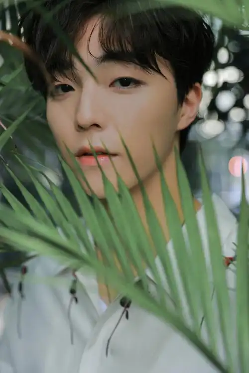 陈立农清新绿意写真##陈立农白色红玫瑰印花套装