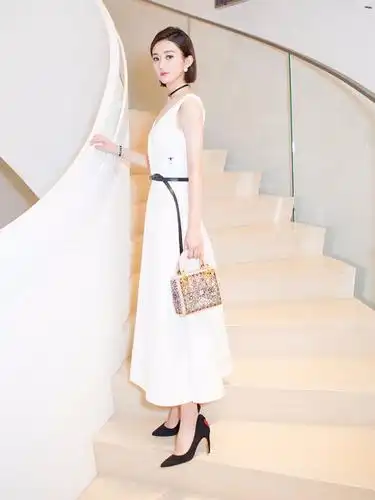 赵丽颖的4张穿高跟鞋照片,第3张优雅,最后1张却欣赏不来!