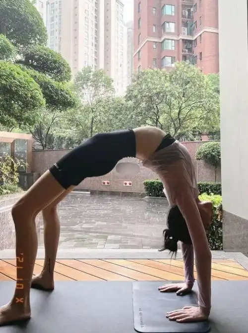 奚梦瑶晒高难度瑜伽健身照 动作优美自如柔韧性满分