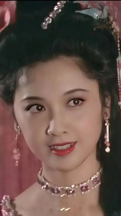 "最美女儿国国王"朱琳,古典又端庄,难怪越老越优雅