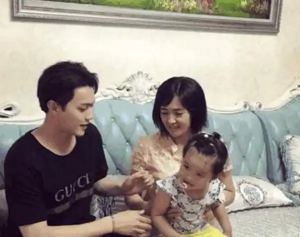 许凯晒出自己的家:客厅放着天蓝色沙发,装修都跟普通家庭一样