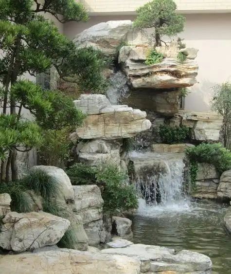在庭院设计中,假山石景可以与很多景观相组合,造就不同的景观,给我们