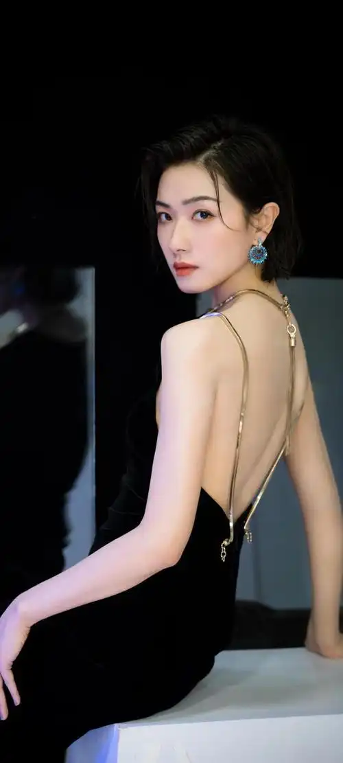 壁纸骨感纤细身材性感撩人气息风情万种万茜